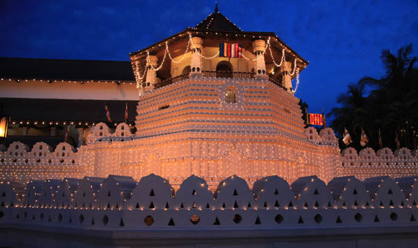 Tempel van de Tand bij avond